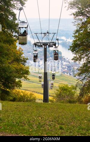 Funivie in una soleggiata giornata autunnale a Rudesheim am Rhein, Germania. Foto Stock