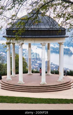 Gazebo tempio bianco al monumento Niederwald sopra Rudesheim am Rhein, Germania. Foto Stock