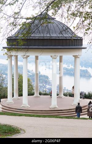 Gazebo tempio bianco con il fiume Rhein sotto al Monumento Niederwald sopra Rudesheim am Rhein, Germania. Foto Stock