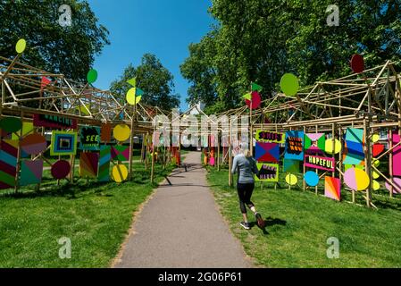 Londra, Regno Unito. 1 giugno 2021. "SEE Through", 2020, di Morag Myerscough, è una delle 22 sculture pubbliche all'aperto installate come parte del Mayfair Sculpture Trail di quest'anno e si può vedere intorno a Mayfair dal 2 al 27 giugno. Il sentiero delle sculture fa parte dell'ottava edizione annuale del Mayfair Art Weekend, che celebra il ricco patrimonio culturale di Mayfair come uno dei centri d'arte più conosciuti a livello internazionale e fiorenti del mondo, con mostre gratuite, tour, colloqui e installazioni specifiche per il sito a disposizione del pubblico. Credit: Stephen Chung / Alamy Live News Foto Stock