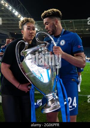 Ryal Quay, Regno Unito. 29 maggio 2021. REECE James di Chelsea e sua sorella Lauren James (di Man Utd Women) con la coppa dei vincitori dopo la partita finale della UEFA Champions League tra Manchester City e Chelsea all'Est‡Dio do Drag‹o, Porto, Portogallo, il 29 maggio 2021. Foto di Andy Rowland. Credit: Prime Media Images/Alamy Live News Foto Stock