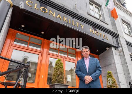 Clonakilty, West Cork, Irlanda. 1 giugno 2021. Gli hotel riapriranno domani dopo 6 mesi di chiusura. Gli albergatori sono impegnati a prepararsi a riaprire le loro porte domani. Preparandosi a riaprire domani al Clonakilty Hotel, Clonakilty è stato direttore generale dell'hotel Declan o'Grady. Credit: AG News/Alamy Live News Foto Stock