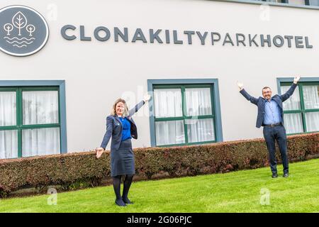 Clonakilty, West Cork, Irlanda. 1 giugno 2021. Gli hotel riapriranno domani dopo 6 mesi di chiusura. Gli albergatori sono impegnati a prepararsi a riaprire le loro porte domani. Preparandosi a riaprire domani al Clonakilty Park Hotel, Clonakilty era Irene o'Callaghan, responsabile vendite e marketing e David Henry, General Credit: AG News/Alamy Live News Foto Stock