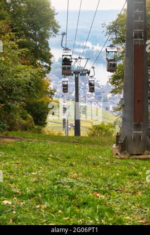 La funivia porta gli ospiti fino al Monumento di Niederwald e torna alla città di Rudesheim am Rhein, Germania. Foto Stock