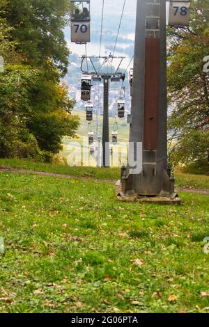 Funivie che portano gli ospiti su e giù per la montagna da Rudesheim am Rhein al Parco paesaggistico di Niederwald in una giornata autunnale in Germania. Foto Stock