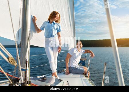Gioiosa coppia vela divertirsi in Yacht godendo di una vacanza estiva Foto Stock