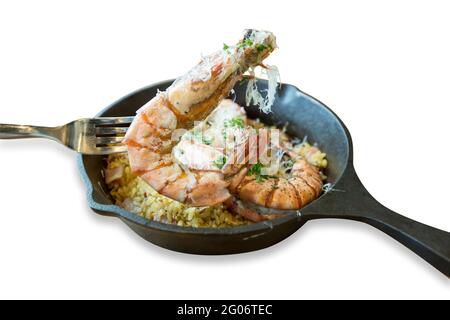 Prawn di fiume cotto al forno tagliato a morire con riso fritto e formaggio su bianco isolato. Foto Stock