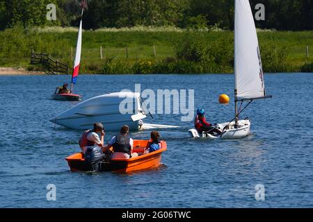 Ashford, Kent, Regno Unito. 01 Giu 2021. Regno Unito Meteo: Laghi di Conningbrook dove le persone possono venire e godersi il parco e imparare a vela e paddle board. Una delle barche a vela si è rovesciata. Photo Credit: Paul Lawrenson /Alamy Live News Foto Stock