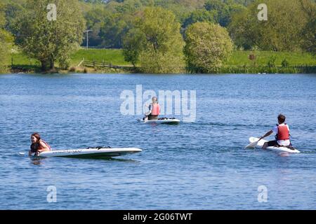 Ashford, Kent, Regno Unito. 01 Giu 2021. Regno Unito Meteo: Laghi di Conningbrook dove le persone possono venire e godersi il parco e imparare a vela e paddle board. Un gruppo di paddle boarder che si godono il lago. Photo Credit: Paul Lawrenson /Alamy Live News Foto Stock