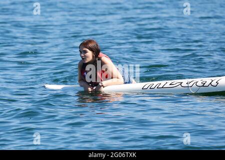 Ashford, Kent, Regno Unito. 01 Giu 2021. Regno Unito Meteo: Laghi di Conningbrook dove le persone possono venire e godersi il parco e imparare a vela e paddle board. Photo Credit: Paul Lawrenson /Alamy Live News Foto Stock