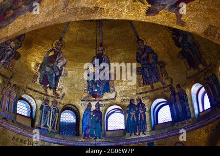 Cupola di San Marco in costruzione 2021, bel mosaico dorato rilievi in oro e luce nella Coppola della cupola Foto Stock