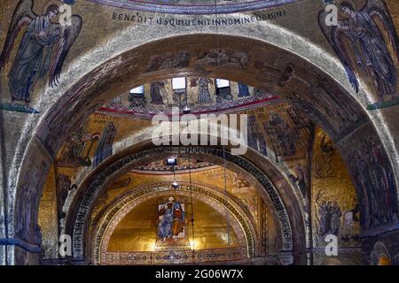 Cupola di San Marco in costruzione 2021, bel mosaico dorato rilievi in oro e luce nella Coppola della cupola Foto Stock