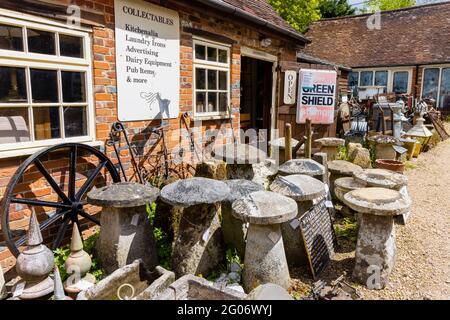 Sotto Stairs negozio di antiquariato cantiere a Hungerford, una città mercato nel Berkshire, sud-ovest Inghilterra Foto Stock