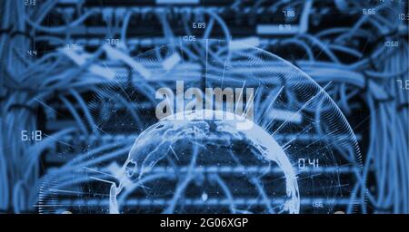 Composizione di globo con rete di connessioni su cavi di computer server Foto Stock