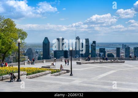 Montreal, CA - 14 maggio 2021: Le persone che godono di vista dello skyline di Montreal dal Belvedere Kondiaronk situato in cima alla montagna Mont-Royal. Foto Stock