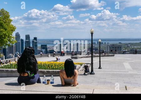 Montreal, CA - 14 maggio 2021: Le persone che godono di vista dello skyline di Montreal dal Belvedere Kondiaronk situato in cima alla montagna Mont-Royal. Foto Stock