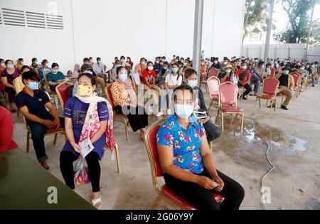 Phnom Penh. 1 giugno 2021. La gente aspetta di ricevere il vaccino cinese Sinovac COVID-19 in un sito di vaccinazione a Phnom Penh, Cambogia, il 1 giugno 2021. PER ANDARE CON 'World Insights: I vaccini cinesi aiutano la Cambogia a combattere contro COVID-19' Credit: Pearum/Xinhua/Alamy Live News Foto Stock