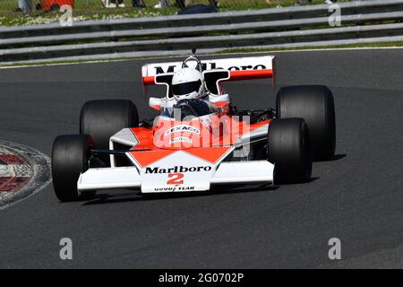 Lukas Halusa, McLaren M23, Masters Historic Formula uno, Masters Historic Festival, Brands Hatch Grand Prix Circuit, maggio 2021, Fawkham, Longfield, Ken Foto Stock