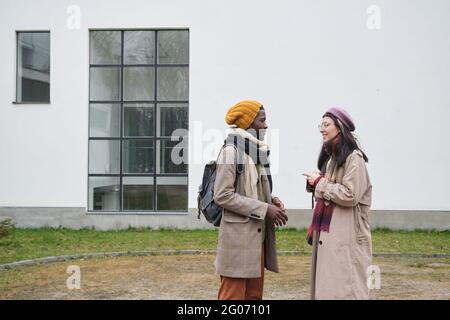 Due giovani amici che parlano tra loro hanno un incontro in città Foto Stock