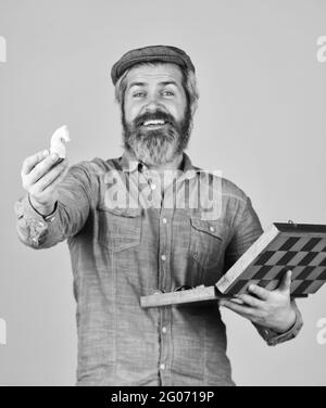 Concetto di strategia di gioco. Lezione di Scacchi. Sviluppo cognitivo. Concorso di scacchi. Gioco da tavolo. L'uomo bearded gioca a scacchi. Figure degli scacchi. Giochi intellettuali Foto Stock