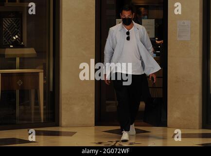 Milano, Marco Borriello shopping nel centro Marco Borriello si permette un po' di shopping nelle vie del quadrilatero. Foto Stock
