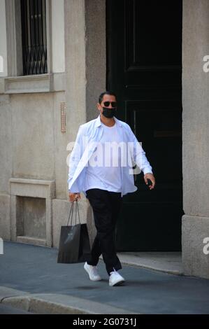 Milano, Marco Borriello shopping nel centro Marco Borriello si permette un po' di shopping nelle vie del quadrilatero. Foto Stock