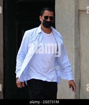 Milano, Marco Borriello shopping nel centro Marco Borriello si permette un po' di shopping nelle vie del quadrilatero. Foto Stock