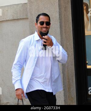 Milano, Marco Borriello shopping nel centro Marco Borriello si permette un po' di shopping nelle vie del quadrilatero. Foto Stock