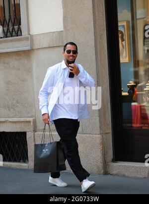 Milano, Marco Borriello shopping nel centro Marco Borriello si permette un po' di shopping nelle vie del quadrilatero. Foto Stock