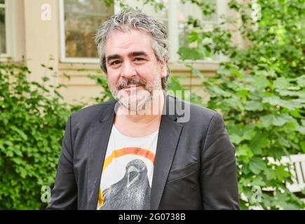 Berlino, Germania. 01 Giugno 2021. Deniz Yücel, giornalista e pubblicista, si trova all'apertura della mostra 'prigione n°5' nel giardino del Teatro Maxim Gorki. Credit: Annette Riedl/dpa/Alamy Live News Foto Stock