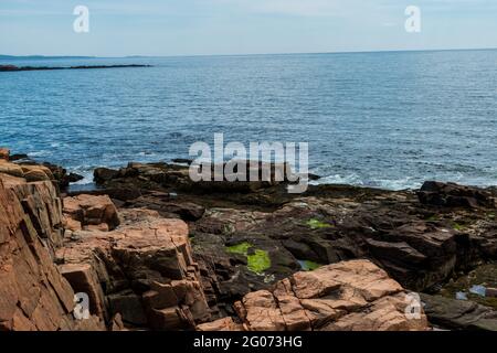 Thunder Hole e vista dell'Oceano Atlantico nel Parco Nazionale di Acadia Foto Stock