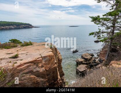 Thunder Hole e vista dell'Oceano Atlantico nel Parco Nazionale di Acadia Foto Stock