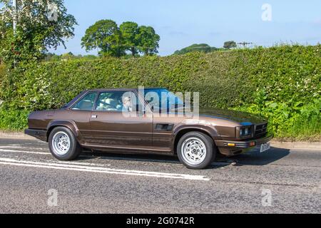 1988 De Tomaso Pantera GT5-S 2dr berlina guida su strade di campagna lungo il tragitto per Capesthorne Hall, mostra di auto classiche a Cheshire, Regno Unito Foto Stock