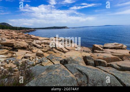 Thunder Hole e vista dell'Oceano Atlantico nel Parco Nazionale di Acadia Foto Stock