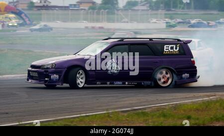 29 maggio 2021, Mosca, Russia: Un carro di stazione viola visto in curva durante l'evento..Festival Drift Expo Track Mode corre il 29-30 maggio presso ADM Raceway con la mostra di progetti modificati per la deriva come; Â€˜Drift Taxiâ€™ - un'opportunità per viaggiare come passeggero con un pilota professionista in una vettura sportiva appositamente preparata sulla pista da corsa, â€˜Drift Trike areaÂ€™ - una piattaforma dove si può provare a guidare un vero e proprio trike e â€˜RC Driftâ€™ - deriva su auto radiocomandate. (Credit Image: Immagini © Mihail Siergiejevicz/SOPA via ZUMA Wire) Foto Stock