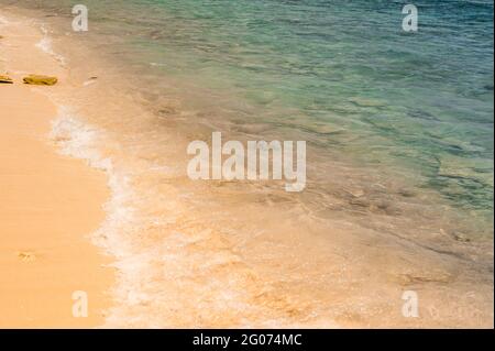 Dolce onda blu oceano o mare limpido sulla spiaggia di sabbia concetto estivo. Consistenza di acqua che corre onde sulla sabbia sulla spiaggia. Sabbia Beach acqua Backg Foto Stock