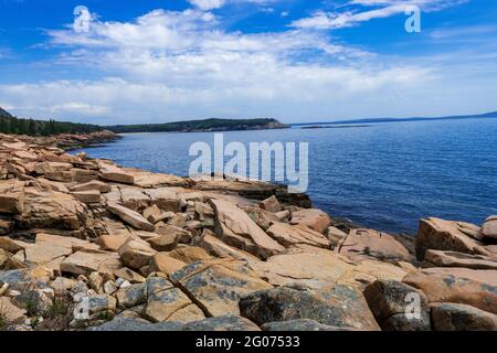 Thunder Hole e vista dell'Oceano Atlantico nel Parco Nazionale di Acadia Foto Stock