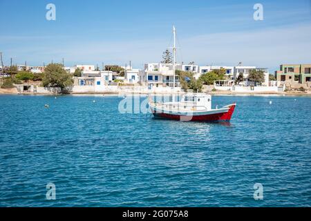 Grecia, isola di Milos. 18 maggio 2021. Peschereccio, peschereccio tradizionale a strascico in legno, ancorato al porto del villaggio cicladico di Pollonia, al mattino presto Foto Stock