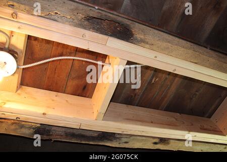 Travetti a pavimento danneggiati in termite con nuovo legno per ulteriore supporto Foto Stock