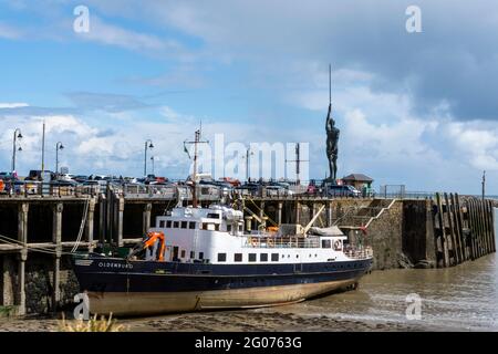 Una vista di Ilfracombe Harbour, Devon, Inghilterra, Regno Unito che mostra l'enorme scultura di bronzo che si chiama Verity, creato da Damien Hirst Foto Stock