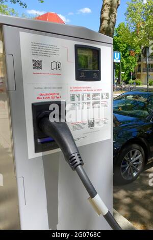 Stazione di ricarica per auto elettriche a Berlino, Germania Foto Stock