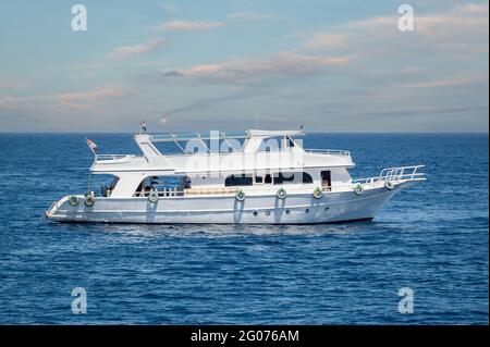 yacht in alto mare. piacere, yacht escursione nel mare rosso non lontano dalla località di sharm el sheikh. yacht bianco sullo sfondo del Foto Stock