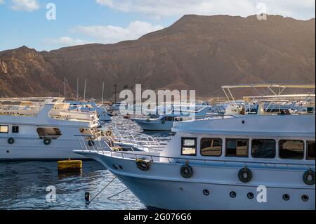 Sharm el Sheikh, EGITTO - MAGGIO 18 2021: Porto di yacht della località turistica sul mare rosso, sullo sfondo delle montagne del Sinai Foto Stock