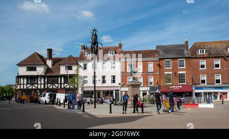 Romsey, Hampshire, Inghilterra, Regno Unito. 2021. Mercato e la statua di Lord Palmerston nella piccola città di Romsey in Hampshire, Regno Unito. Foto Stock