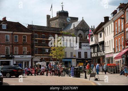 Romsey, Hampshire, Inghilterra, Regno Unito. 2021. Market Place e la torre di Romsey Abbey la più grande chiesa parrocchiale dell'Hampshire, Regno Unito. Foto Stock