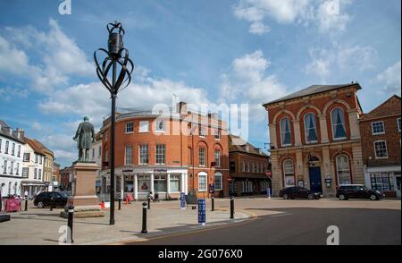 Romsey, Hampshire, Inghilterra, Regno Unito. 2021. Mercato e la statua di Lord Palmerston nella piccola città di Romsey in Hampshire, Regno Unito. Foto Stock