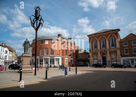 Romsey, Hampshire, Inghilterra, Regno Unito. 2021. Mercato e la statua di Lord Palmerston nella piccola città di Romsey in Hampshire, Regno Unito. Foto Stock