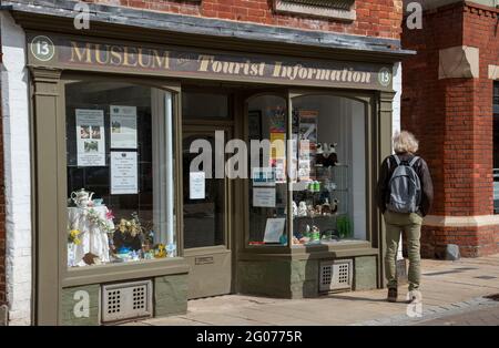 Romsey, Hampshire, Inghilterra, Regno Unito. 2021. Museo e informazioni turistiche edificio, una vista esterna con un turista che si affaccia sulla finestra. Foto Stock