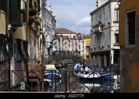 typische Häuserzeilen in Venedig Foto Stock