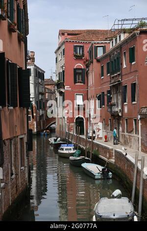 typische Häuserzeilen in Venedig Foto Stock